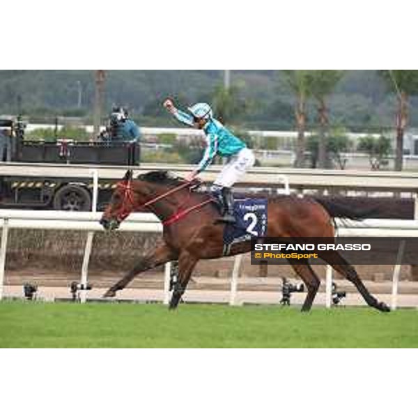 LHKIR 2022 - Hong Kong , Sha Tin racecourse James McDonald, Longines World\'s Best Jockey 2022, wins on Romantic Warrior the LONGINES Hong Kong Cup 2022 - ph.Stefano Grasso/Longines - 01SG8419.JPG