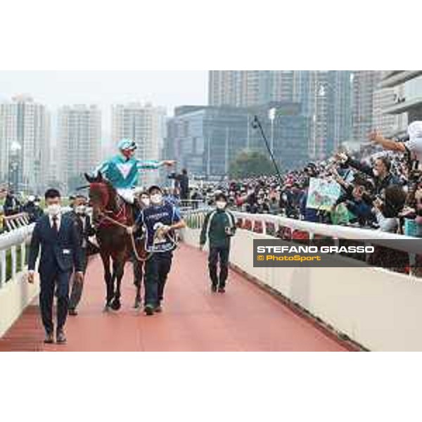 LHKIR 2022 - Hong Kong , Sha Tin racecourse James McDonald, Longines World\'s Best Jockey 2022, wins on Romantic Warrior the LONGINES Hong Kong Cup 2022 - ph.Stefano Grasso/Longines - 01SG8593.JPG
