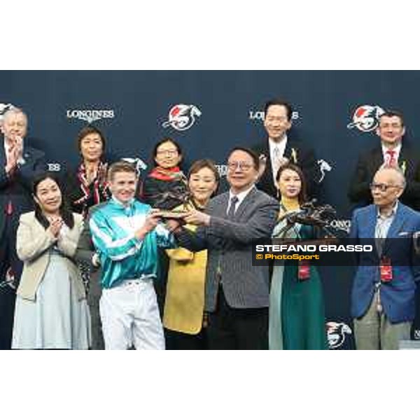 LHKIR 2022 - Hong Kong , Sha Tin racecourse James McDonald, Longines World\'s Best Jockey 2022, wins on Romantic Warrior the LONGINES Hong Kong Cup 2022 - ph.Stefano Grasso/Longines - 01SG8798.JPG