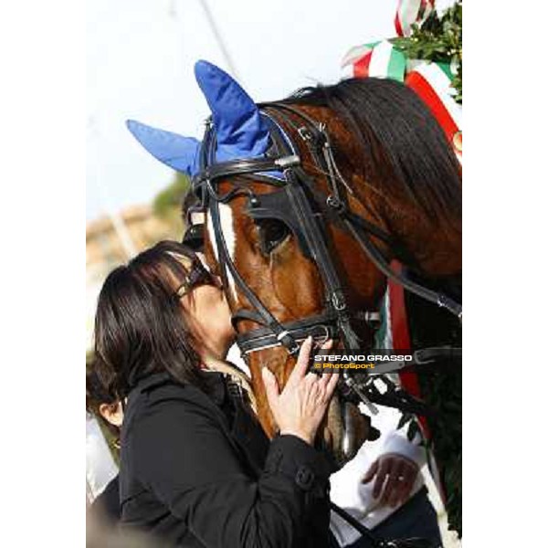 a kiss for Nieves Vl winner of the Gran Premio Italia Bologna - Arcoveggio racetrack, 5th april 2010 ph. Stefano Grasso