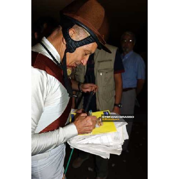 74y.o. Pinuccio Molteni signs autographs after parading with Frankie Dettori Varese Le Bettole 7th august 2004 ph. Stefano Grasso