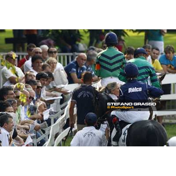 Jockeys, horses and racegoers before the race Milan, San Siro racetrack - 27th june 2010 ph. Stefano Grasso