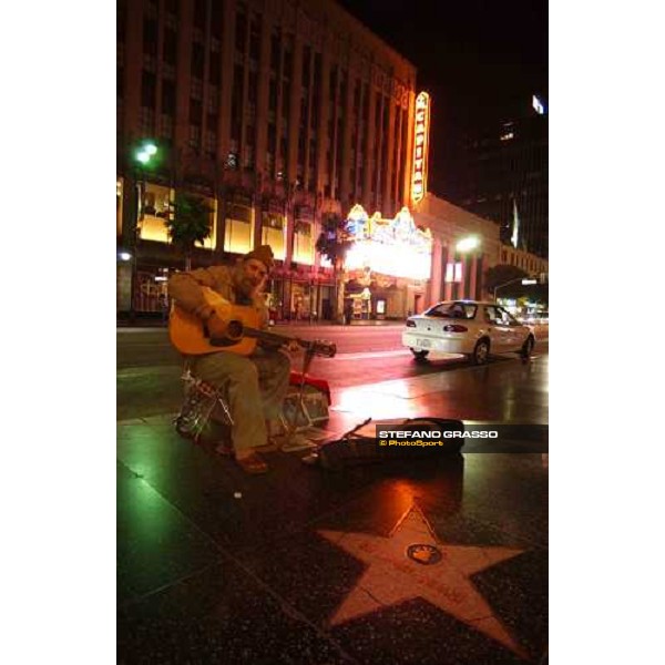 a homeless singing \'Georgia of my mind\' in Hollywood Blv. Los Angeles 2nd september 2004 ph. Stefano Grasso