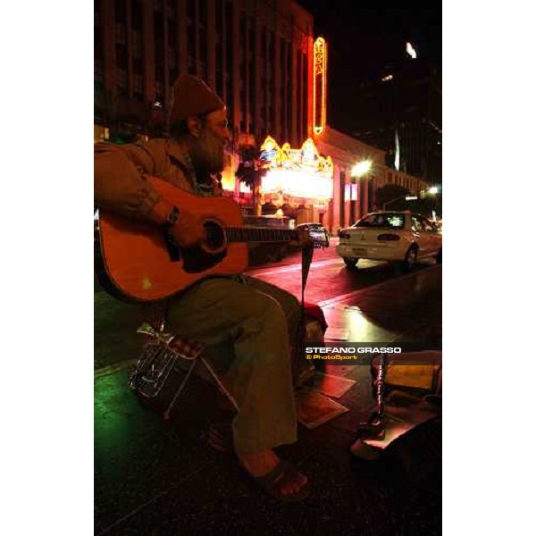 a homeless singing \'Georgia of my mind\' in Hollywood Blv. Los Angeles 2nd september 2004 ph. Stefano Grasso