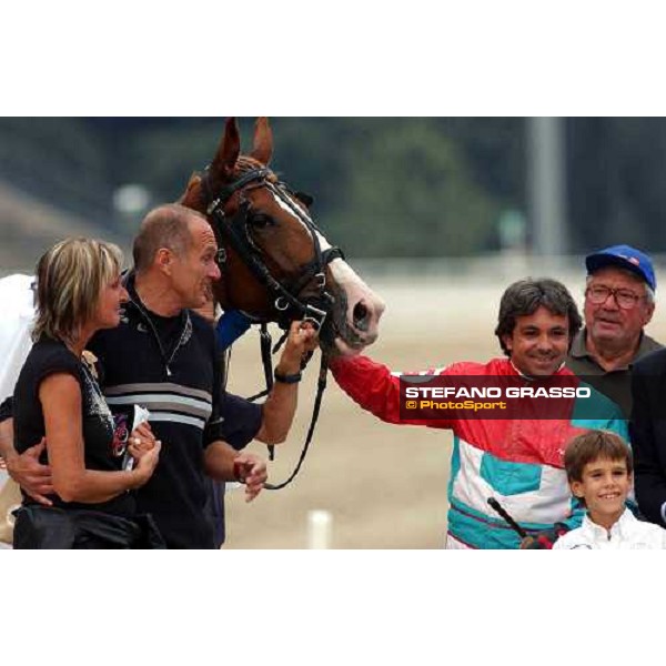 giving prize for Pippo Gubellini and Everglades As with the owners and Pippo Gubellini\'s son (Gran Premio delle Aste Open) Milan, 12th september 2004 ph. Stefano Grasso