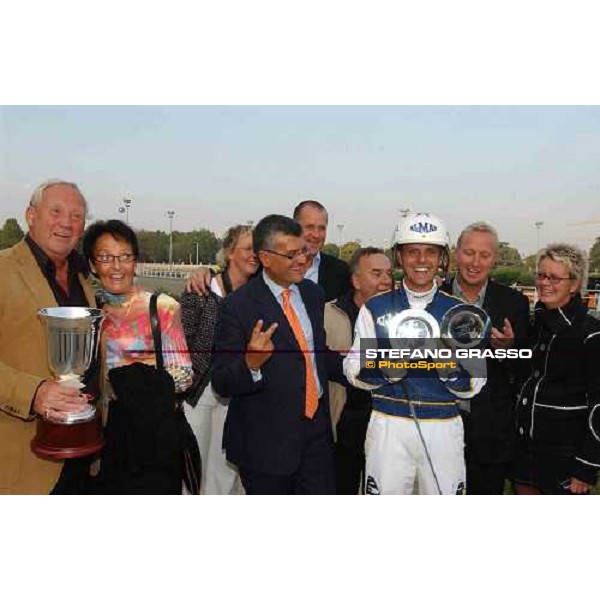 giving prize for Leif Witasp and owners of Turbo Sund winners of Gran Premio Uet- 3yr. old european championship Milan, 12th september 2004 ph. Stefano Grasso