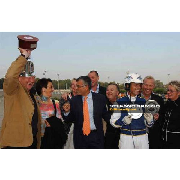giving prize for Leif Witasp and owners of Turbo Sund winners of Gran Premio Uet- 3yr. old european championship Milan, 12th september 2004 ph. Stefano Grasso