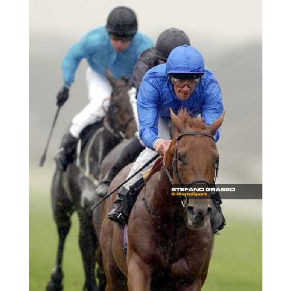 Godolphin\'s Perfectperformance leads them home in the 1st at Ascot pic Bill Selwyn 25-9-04