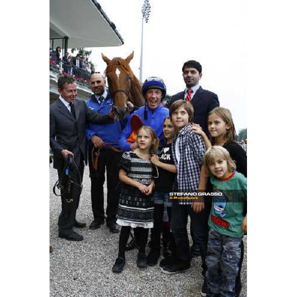 a group photo for Frankie Dettori, his five children, Saeed Bin Suroor and Rio de la Plata after winning the Premio Vittorio di Capua Milan - San Siro racetrack, 9th october 2010 ph. Stefano Grasso