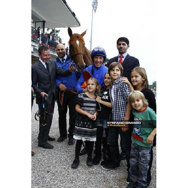 a group photo for Frankie Dettori, his five children, Saeed Bin Suroor and Rio de la Plata after winning the Premio Vittorio di Capua Milan - San Siro racetrack, 9th october 2010 ph. Stefano Grasso