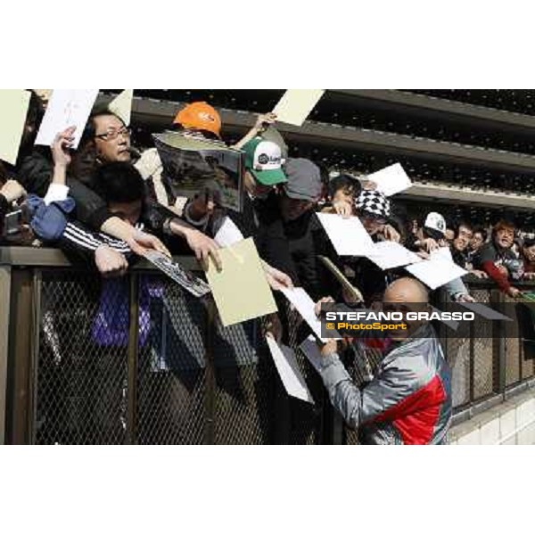 Mike Smith signs autograhps to his japanese fans Tokyo- Fuchu racecourse, 27th nov. 2010 ph. Stefano Grasso
