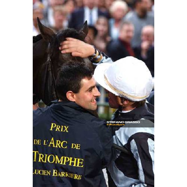 Thierry Gillet caresses Bago in the winner enclosure of Arc de Trionphe Paris Longchamp 3rd october 2004 ph. Stefano Grasso