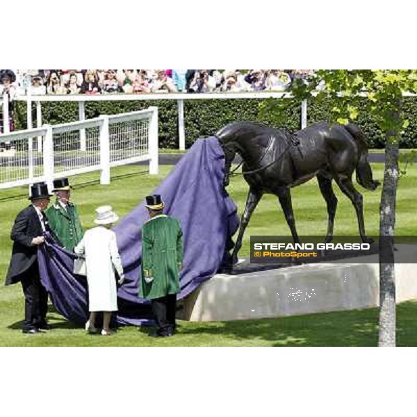 The Queen unveils Yeats statue, four-time Gold Cup winner Royal Ascot, first day, tuesday, june 14 2011 ph.Stefano Grasso