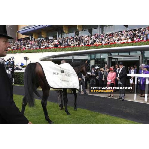 The Queen watchs Fame and Glory walking after winning the Gold Cup Ascot - Royal Ascot - Third Day, 16th june 14 2011 ph.Stefano Grasso - www.stefanograsso.com