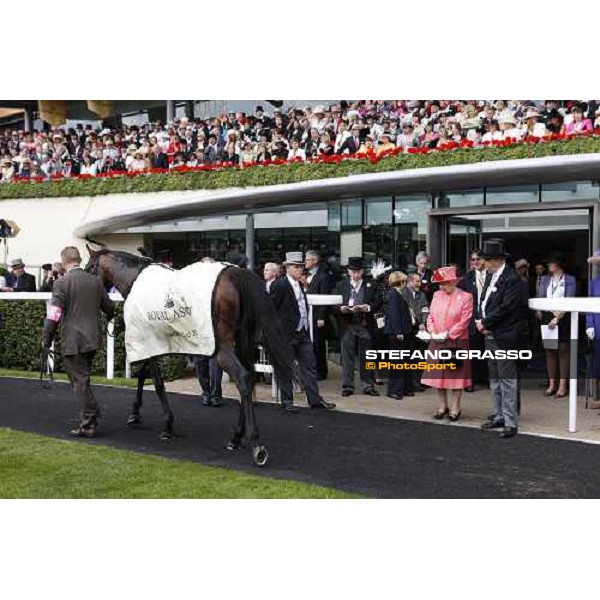 The Queen watchs Fame and Glory walking after winning the Gold Cup Ascot - Royal Ascot - Third Day, 16th june 14 2011 ph.Stefano Grasso - www.stefanograsso.com