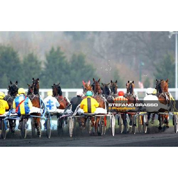 first turn for the runners of Prix du Luxembourg, in the middle the winner Kuza Viva (black jacket and pink helm) Paris Vincennes, 29th january 2005 ph. Stefano Grasso