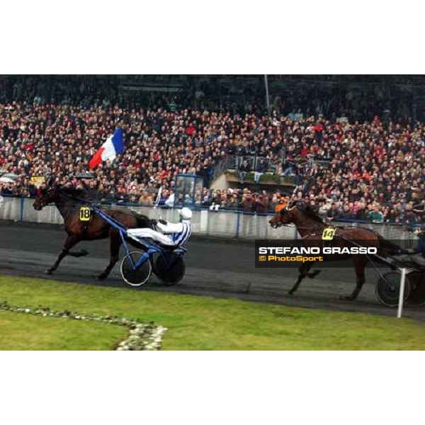Christophe Gallier at few meters to the finish line with Jag de Bellouet , followed by the 2nd Gigant Neo PAris Vincennes, 30th january 2005 ph. Stefano Grasso