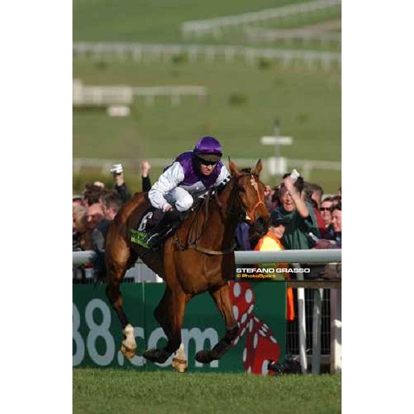 Barry Geraghty and Kicking King fly alone to the line of The Totesport Cheltenham Gold Cup Steeple Chase Cheltenham - 4th day - 18th march 2005 ph. Stefano Grasso