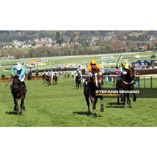 Moulin Riche and Robert Thornton ,the winner of The Brit Insurance Novice\'s Hurdle Race, in the middle at last 20 meters to the line Cheltenham, 4th day - 18th march 2005 ph. Stefano Grasso