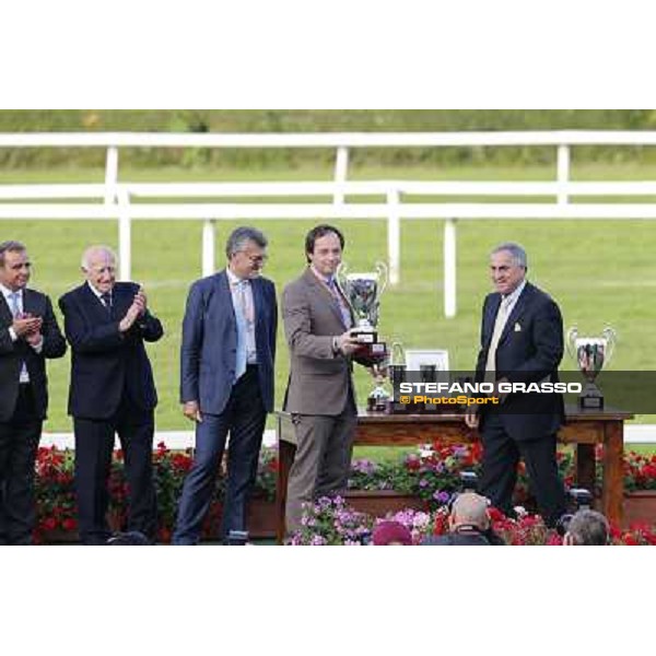 The prize giving ceremony for Novellist\'s winning connection of the Gran Premio del Jockey Club Milan - San Siro racecourse, 21st oct.2012 ph.Stefano Grasso