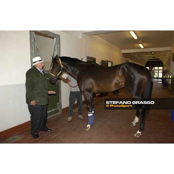 Mr. Balzarini, owner of Siba Stable with Becruz Nad El Sheba, Quarantine stable Dubai 25th march 2005 ph. Stefano Grasso