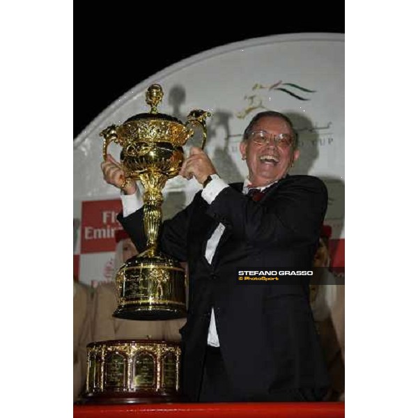 Ken Ramsey owner of Roses in May stands the trophy of Dubai World Cup 2005 Nad El Sheba- Dubai, 26th march 2005 ph. Stefano Grasso