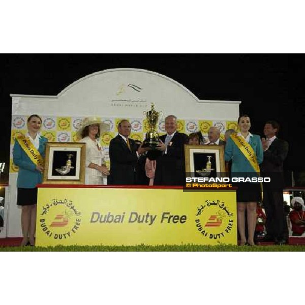 giving prize of Dubai Duty Free Nad El Sheba- Dubai, 26th march 2005 ph. Stefano Grasso