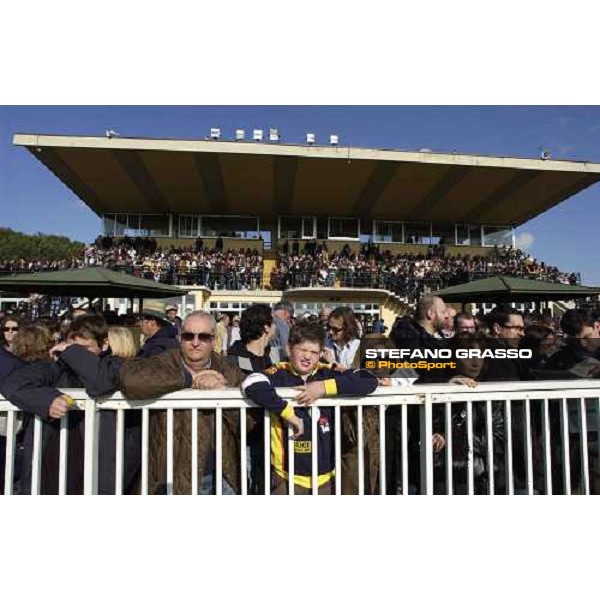 a partial view of 7000 racegoers at 115¡ Premio Pisa Sis San Rossore racetrack Pisa, 28th march 2005 ph. Stefano Grasso