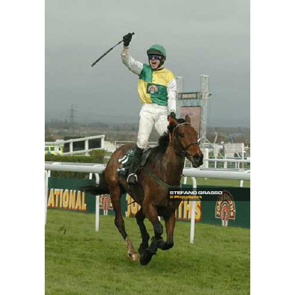 AINTREE, 9 Avril 2005. The John Smith\'s Grand National. \'HEDGEHUNTER\' (Ruby Walsh) ph. Jean Charles Briens