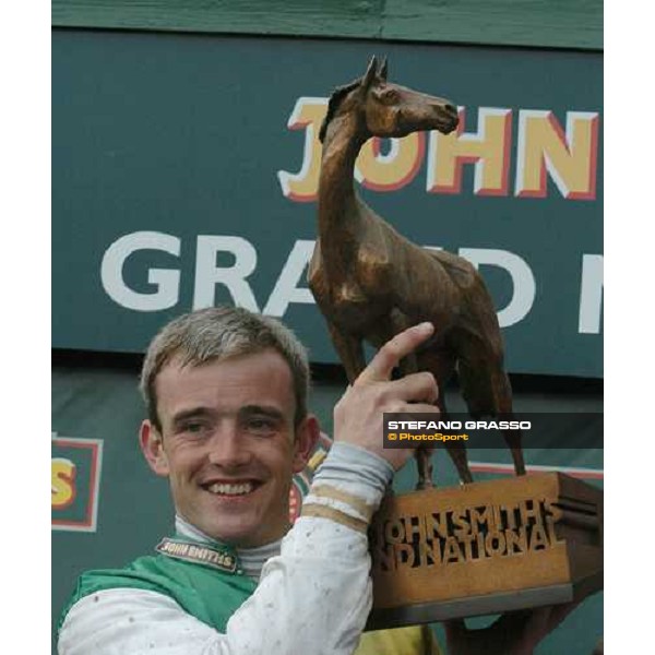 AINTREE, 9 Avril 2005. The John Smith\'s Grand National. Ruby Walsh et le trophée. ph. Jean Charles Briens