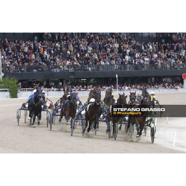 first bend of the Gran Premio d\' Europa Pippo Gubellini with Expert Winner leads followed by Enrico Bellei with Ech˜ dei Veltri Milan San Siro 25th april 2005 ph. Stefano Grasso