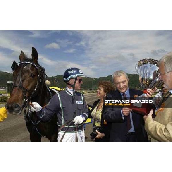 giving prize for Stig Johansson and Digger Crown winners of 2nd leg of Gran Premio Lotteria Napoli, 8th may 2005 ph. Stefano Grasso