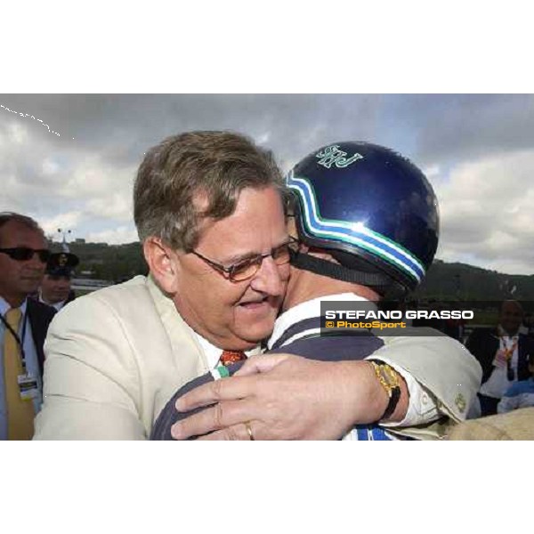the owner of Digger Crown embraces Stig Johansson after the triumph in the Gran Premio Lotteria Napoli, 8th may 2005 ph. Stefano Grasso