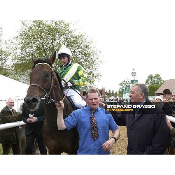 trainer Michael Jarvis congratulates with Philip Robinson on Rakti after the triumph in the Juddmonte Lockinge Stakes Newbury 14th may 2005 ph. Stefano Grasso