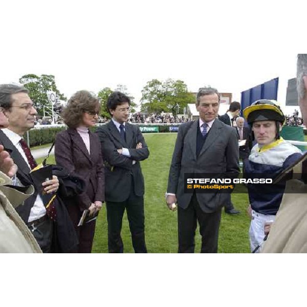 Luca Cumani ,Johnny Murtagh, Mr. and Mrs. Agostini and Mr. B arberini in the parade ring of the Juddmonte Lockinge Stakes Newbury 14th may 2005 ph. Stefano Grasso