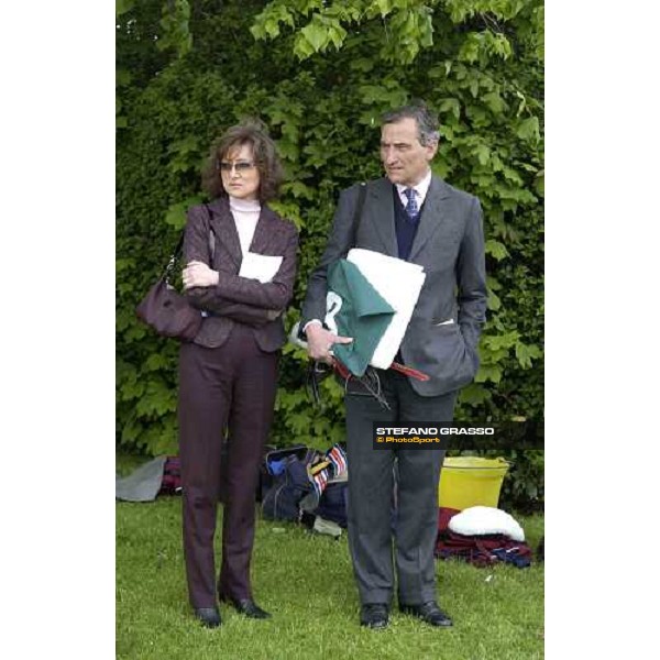 Luca Cumani and Mrs. Emma Agostini looking at Le Vie dei Colori before the Juddmonte Lockinge Stakes Newbury 14th may 2005 ph. Stefano Grasso