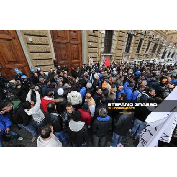 Manifestazione delle Categorie Ippiche davanti al Ministero dell\'Economia e delle Finanze Roma, 1 febbraio 2013 ph.Stefano Grasso