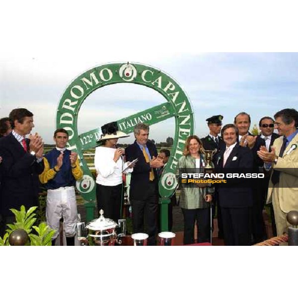 Erica Ratti receives from on. Masini the cup from Unire for the triumph in the Derby with De Sica Rome Capannelle Derby 2005 Rome 22th may 2005 ph. Stefano Grasso