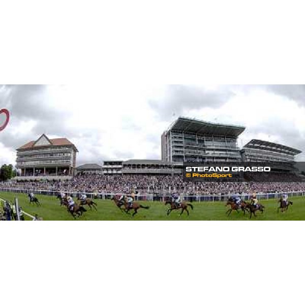 a wide view of the crowded grandstand at York - finish of the Coventry Stakes York, 14th june 2005 ph. Stefano Grasso