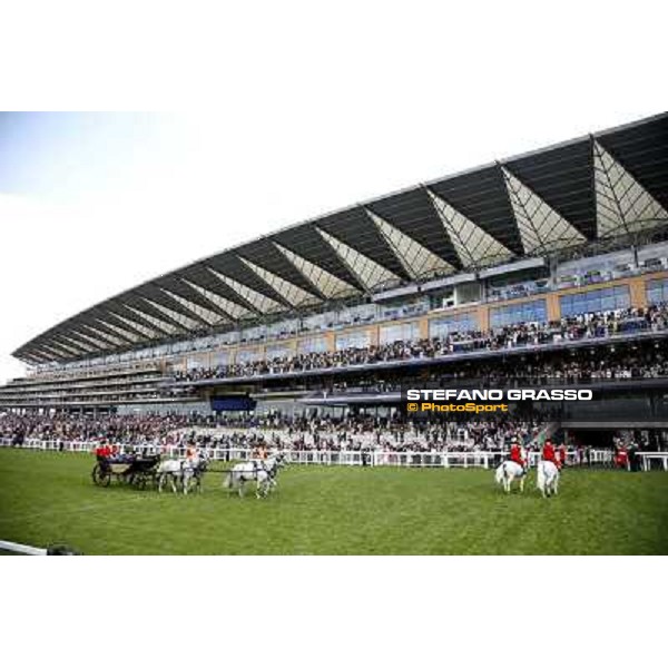 the Royal Procession in front of the new grandstand Royal Ascot 1st day, 20th june 2006 ph. Stefano Grasso