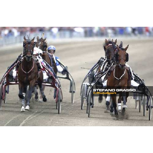 Ove Ohlsson with Bellman Toll, winner of Sweden Cup Sony Ericcson, leads the group at the first turn Stockholm-Solvalla 28th may 2005 ph. Stefano Grasso