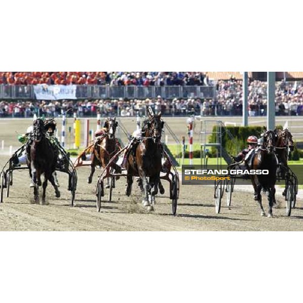 straight of Elitloppet 2nd leg, Per Oleg Midtfjeld with Steinlager wins beatingg at right Giant Superman and at left Civil Action Stockholm, Solvalla 29th may 2005 ph. Stefano Grasso