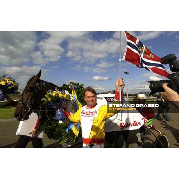 Per Oleg Midtfjeld with Steinlager, winner of Elitloppet Statoil 2005, parading in front of 35.000 racegoers Stockholm, Solvalla 29th may 2005 ph. Stefano Grasso