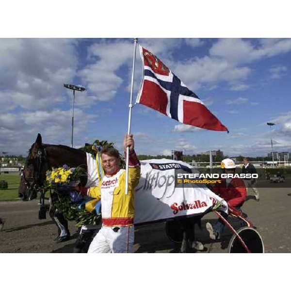 Per Oleg Midtfjeld with Steinlager, winner of Elitloppet Statoil 2005, parading in front of 35.000 racegoers Stockholm, Solvalla 29th may 2005 ph. Stefano Grasso