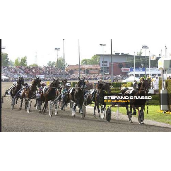 Per Oleg Midtfjeld with Steinlager, winner of Elitloppet Statoil 2005, leads the group on the bend at the first turn. Civil Action, 1st from left- Stockholm, Solvalla 29th may 2005 ph. Stefano Grasso