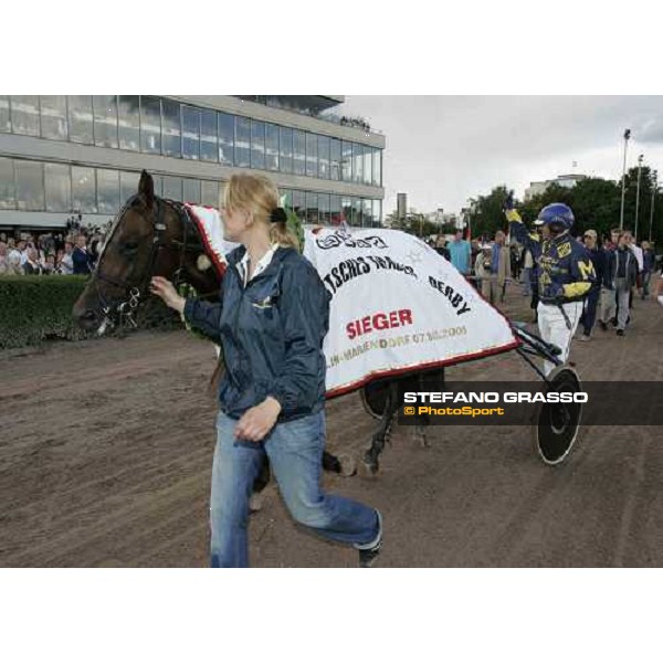 A.J.Mollema with Unforgettable thanks the people at Mariendorf after winning the 110.o Deutsches Traber Derby Berlin Mariendorf, 7th august 2005 ph. Stefano Grasso