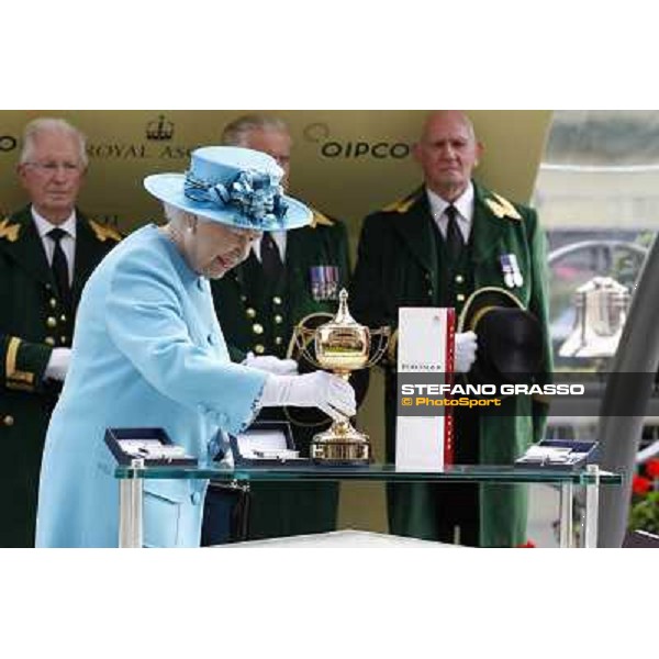 The Queen presents the Gold Cup to the owners . Joseph O\'Brien and Leading Light winners of the Gold Cup Ascot, Royal Ascot 19th june 2014 ph.Stefano Grasso